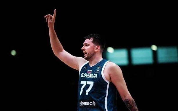 九游最新版本包含东契奇重返赛场，晋级下一阶段首场状态出色，澳大利亚队观众沸腾！赛场气氛高涨的词条